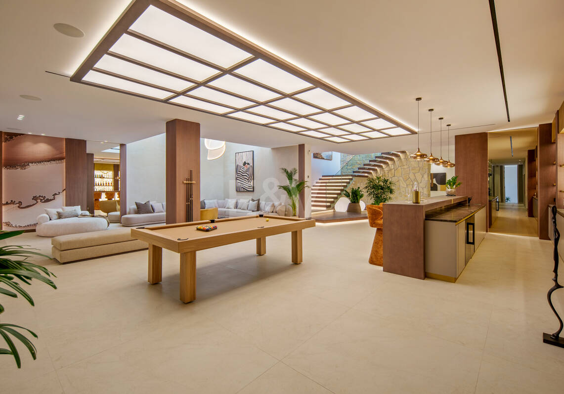 Villa de lujo contemporánea con vistas al golf, al valle y a la montaña en Nueva Andalucía