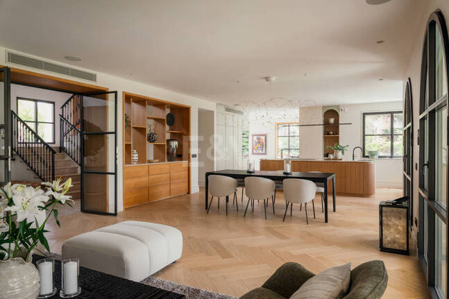 Modern Luxury Villa with Timeless Andalusian Elegance in San Pedro Playa