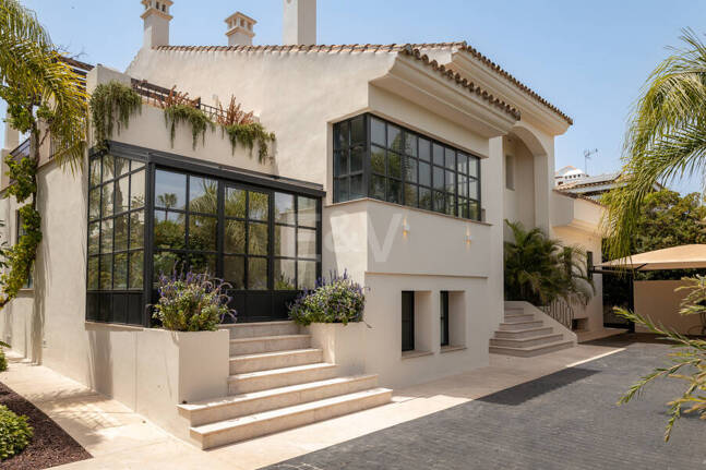 Modern Luxury Villa with Timeless Andalusian Elegance in San Pedro Playa