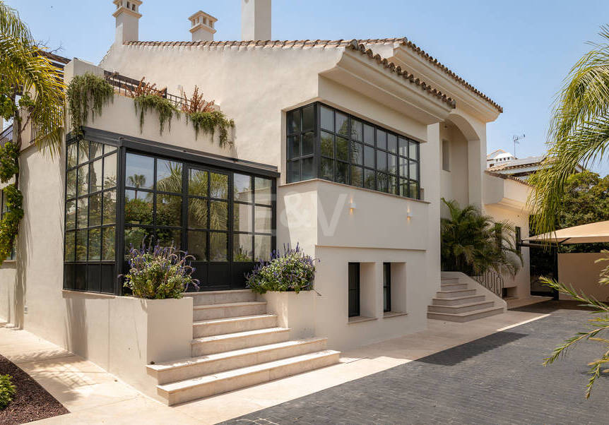 Modern Luxury Villa with Timeless Andalusian Elegance in San Pedro Playa
