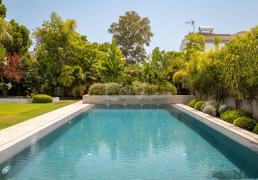 Modern Luxury Villa with Timeless Andalusian Elegance in San Pedro Playa