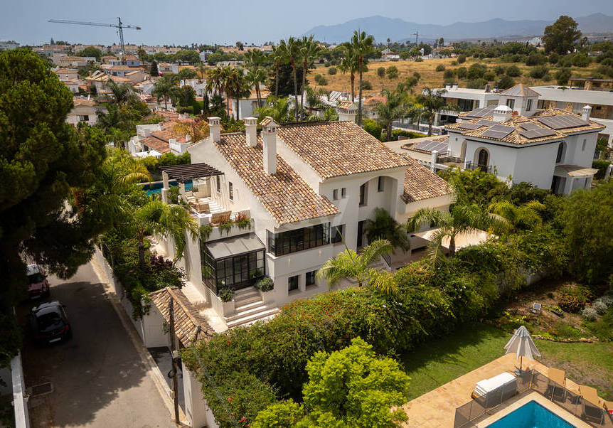 Modern Luxury Villa with Timeless Andalusian Elegance in San Pedro Playa