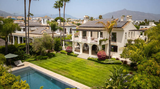 Villa de lujo moderna con elegancia andaluza atemporal en San Pedro Playa