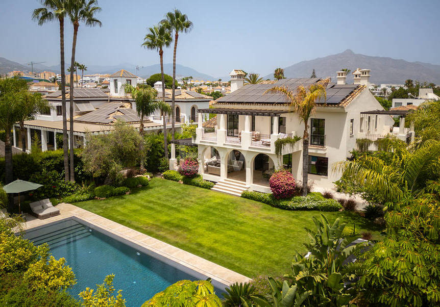 Modern Luxury Villa with Timeless Andalusian Elegance in San Pedro Playa