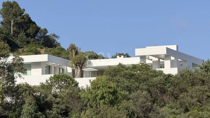 Villa architecturale exceptionnelle avec vue panoramique sur la mer à Los Altos de los Monteros, Marbella