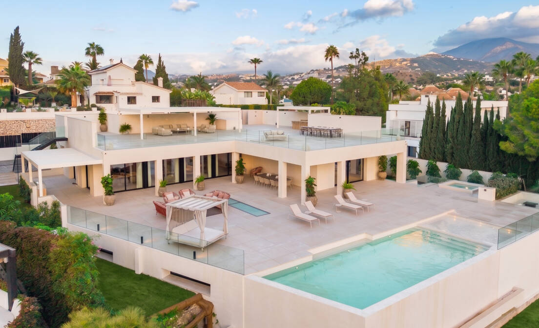 Located in one of the most prestigious residential areas of Nueva Andalucía, Marbella, this exceptional contemporary villa occupies a prime...