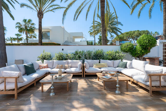 Fullt renoverad lyx Villa Bara 50 meter från stranden i Marbesa, Marbella