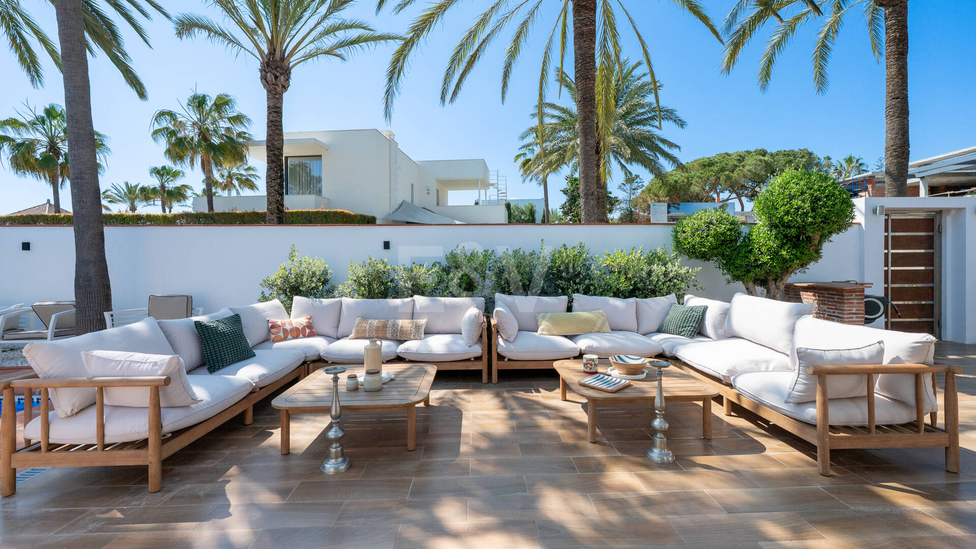 Fullt renoverad lyx Villa Bara 50 meter från stranden i Marbesa, Marbella