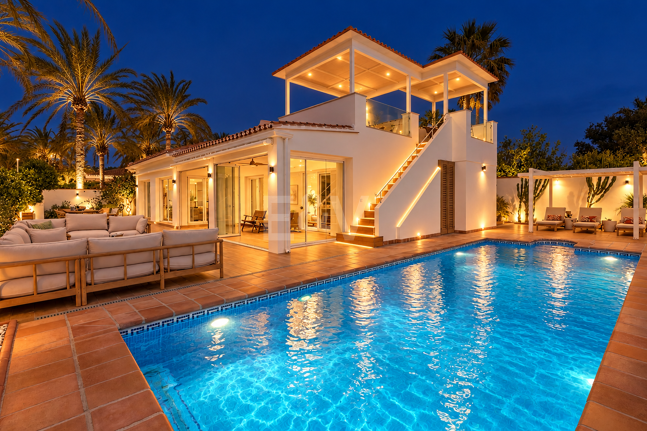 Fullt renoverad lyx Villa Bara 50 meter från stranden i Marbesa, Marbella