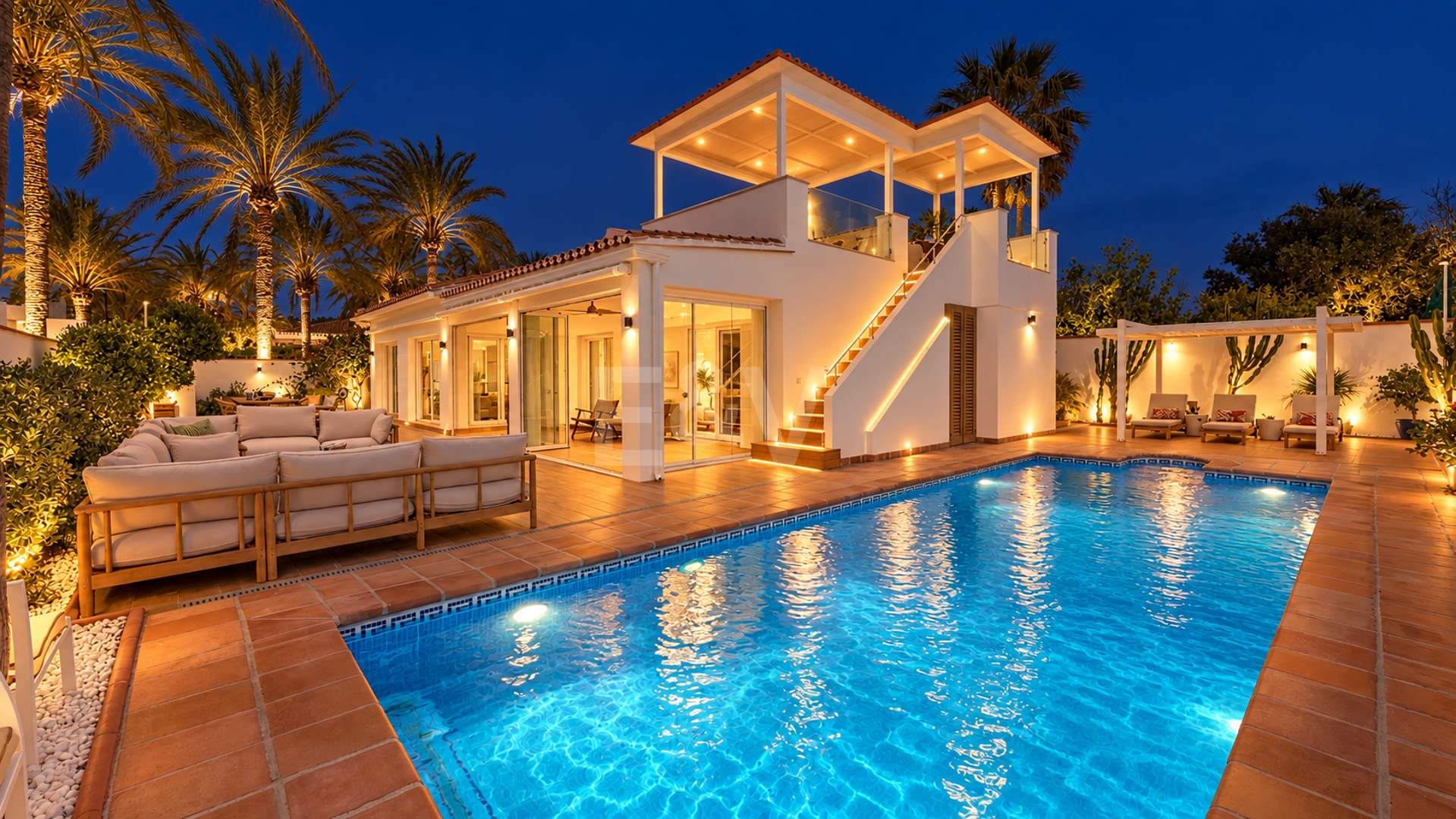 Fullt renoverad lyx Villa Bara 50 meter från stranden i Marbesa, Marbella