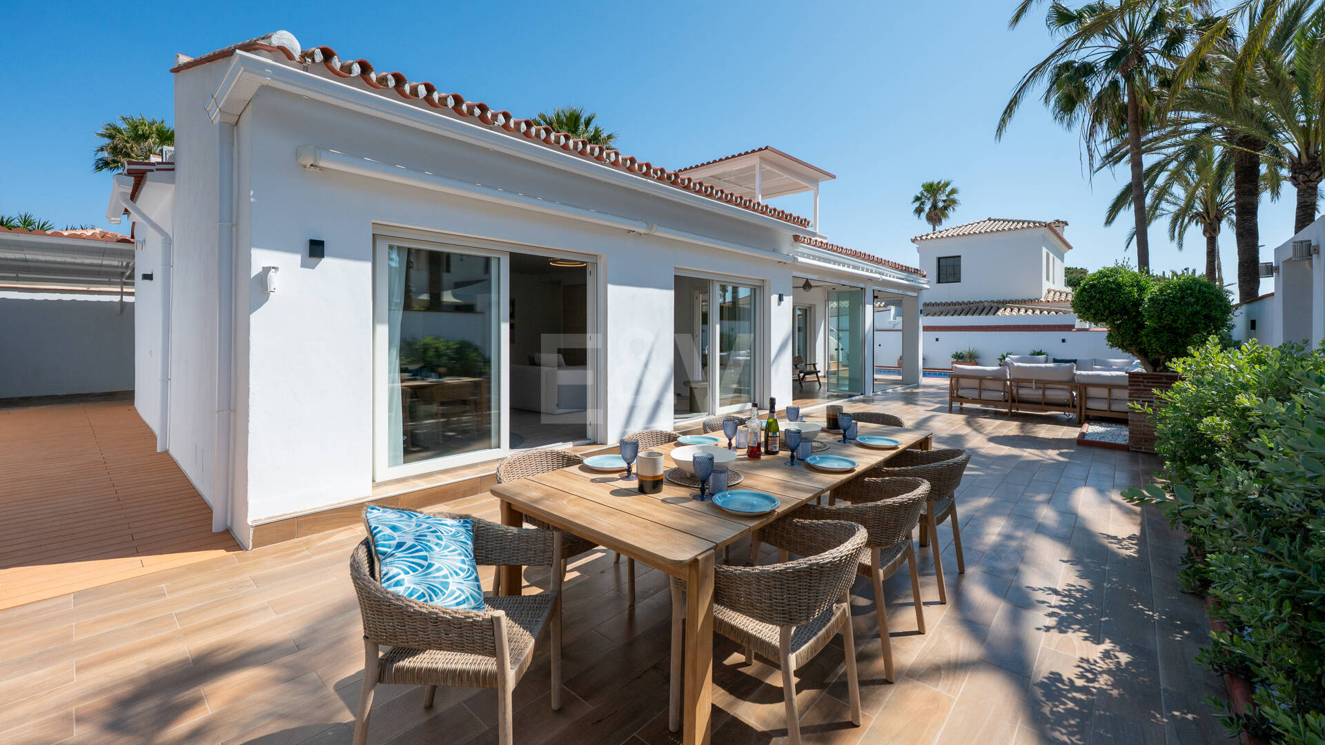 Fullt renoverad lyx Villa Bara 50 meter från stranden i Marbesa, Marbella