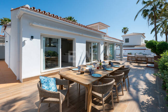 Fullt renoverad lyx Villa Bara 50 meter från stranden i Marbesa, Marbella