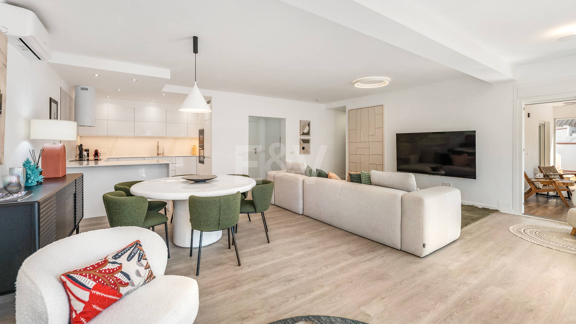 Fullt renoverad lyx Villa Bara 50 meter från stranden i Marbesa, Marbella