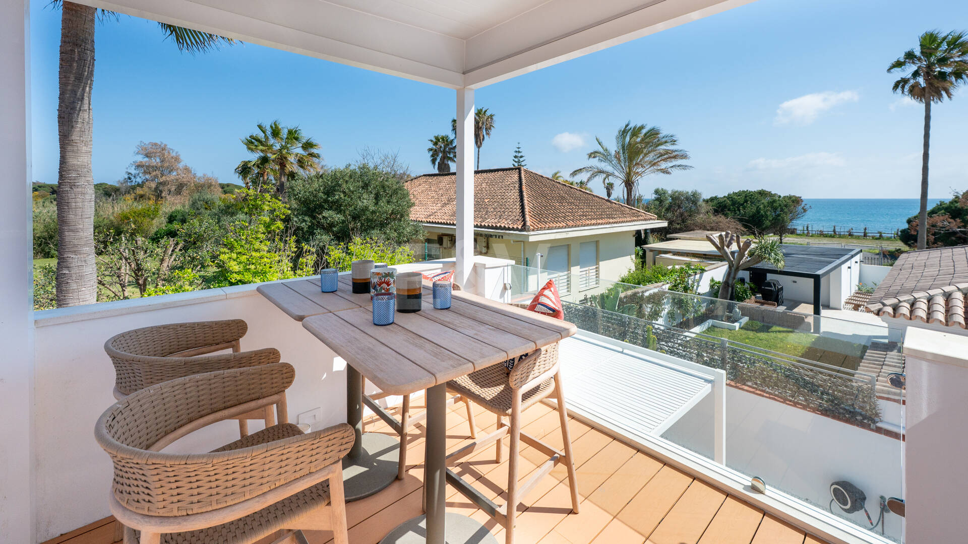 Fullt renoverad lyx Villa Bara 50 meter från stranden i Marbesa, Marbella