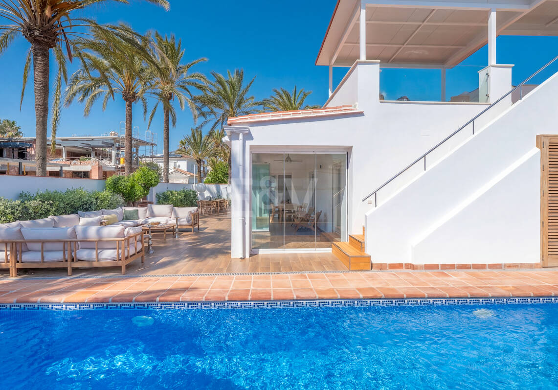 Fullt renoverad lyx Villa Bara 50 meter från stranden i Marbesa, Marbella