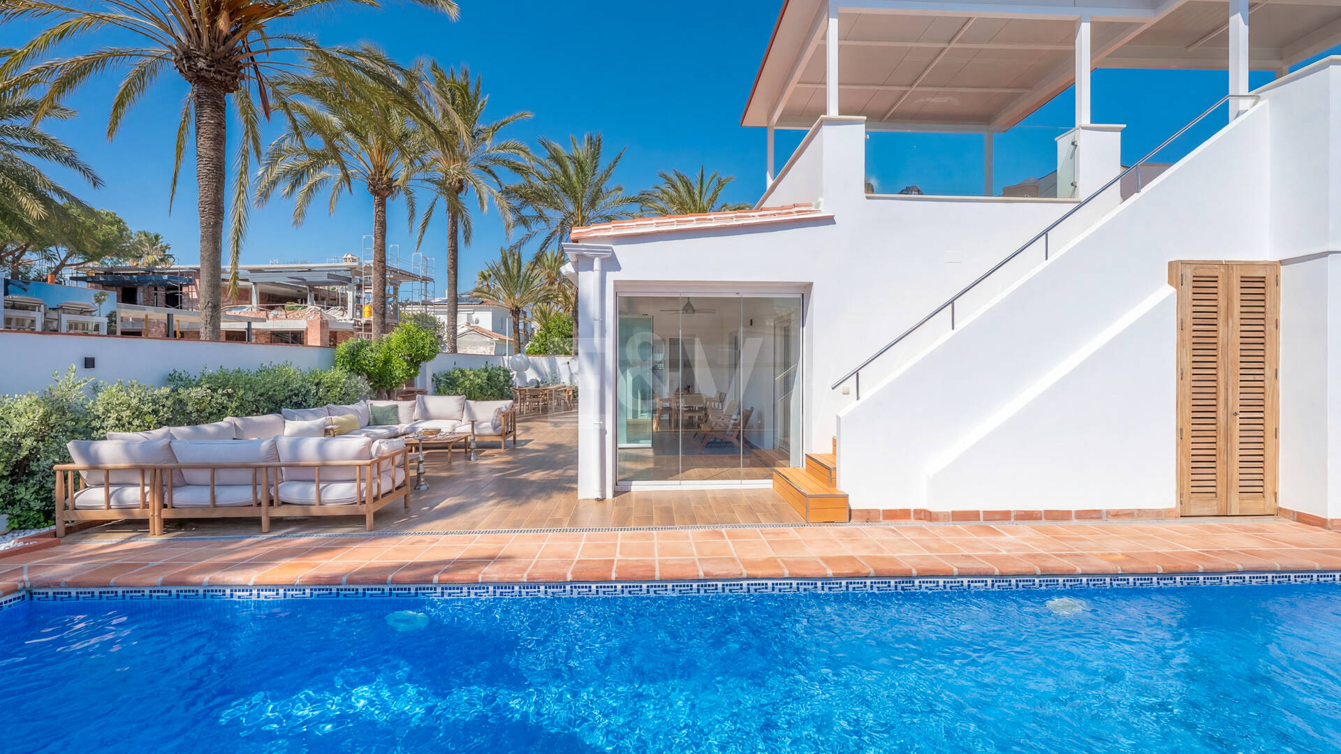 Fullt renoverad lyx Villa Bara 50 meter från stranden i Marbesa, Marbella