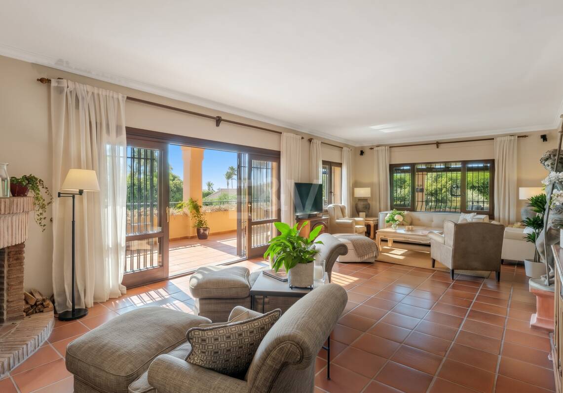 Außergewöhnliche Villa in zweiter Strandreihe in Los Monteros mit Meerblick