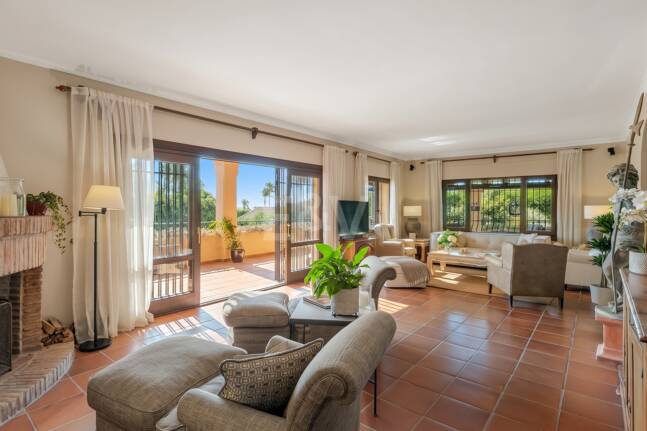 Außergewöhnliche Villa in zweiter Strandreihe in Los Monteros mit Meerblick