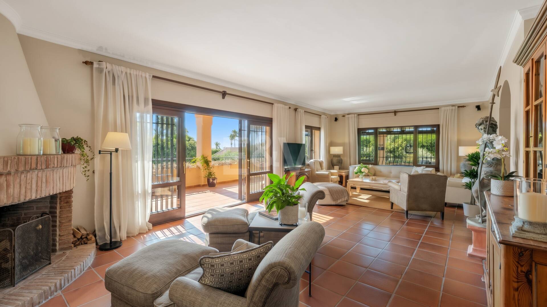 Außergewöhnliche Villa in zweiter Strandreihe in Los Monteros mit Meerblick