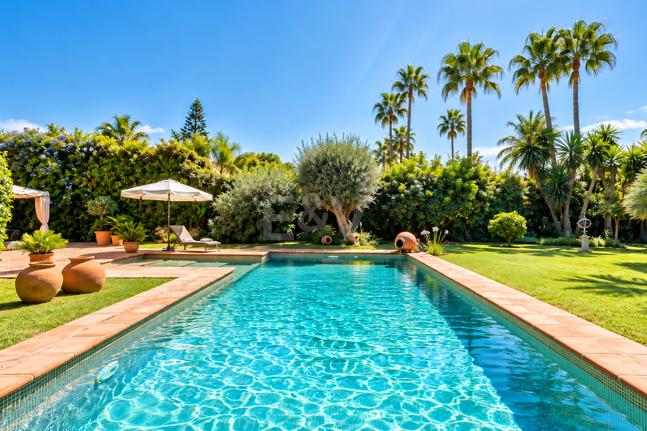 Außergewöhnliche Villa in zweiter Strandreihe in Los Monteros mit Meerblick