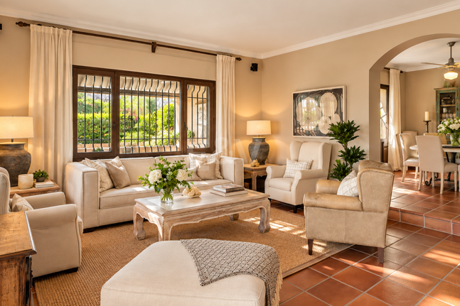 Außergewöhnliche Villa in zweiter Strandreihe in Los Monteros mit Meerblick