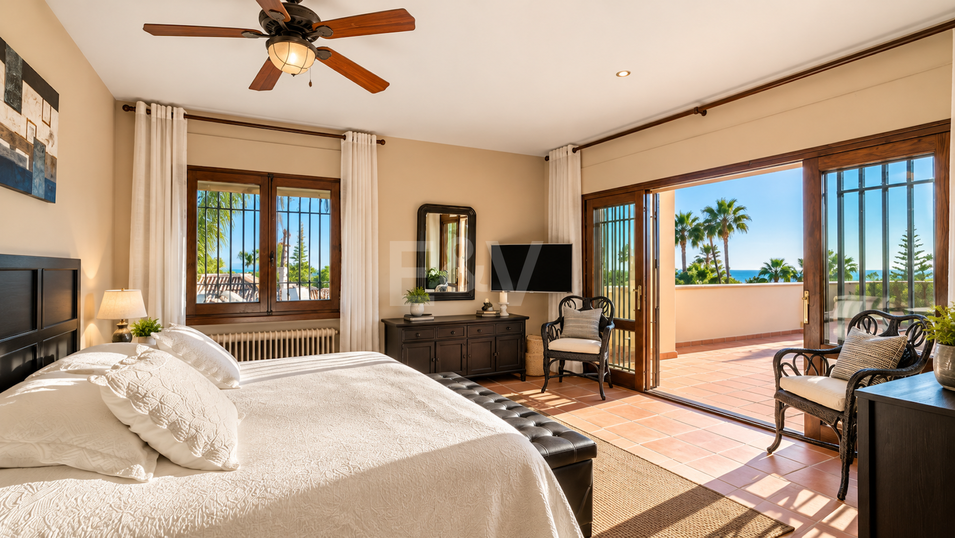Außergewöhnliche Villa in zweiter Strandreihe in Los Monteros mit Meerblick