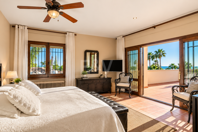Außergewöhnliche Villa in zweiter Strandreihe in Los Monteros mit Meerblick