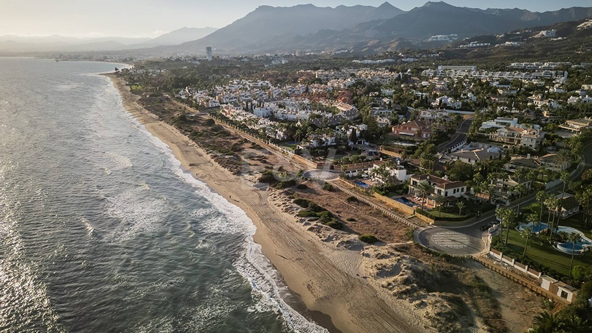 Außergewöhnliche Villa in zweiter Strandreihe in Los Monteros mit Meerblick