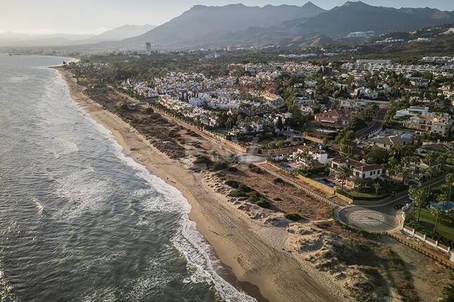 Außergewöhnliche Villa in zweiter Strandreihe in Los Monteros mit Meerblick