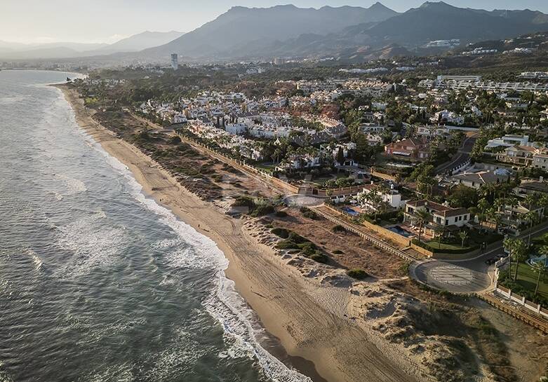 Außergewöhnliche Villa in zweiter Strandreihe in Los Monteros mit Meerblick