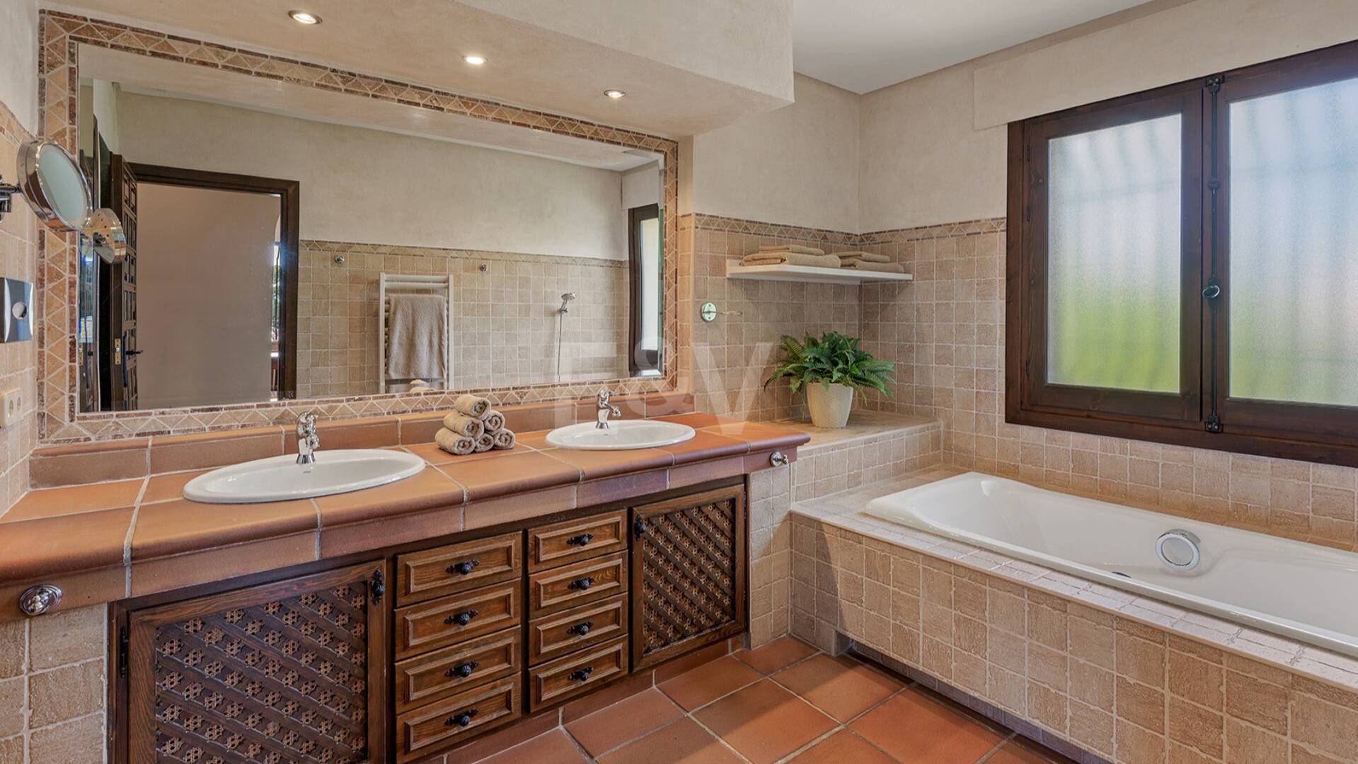Außergewöhnliche Villa in zweiter Strandreihe in Los Monteros mit Meerblick