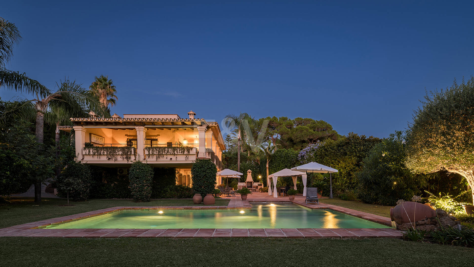 Außergewöhnliche Villa in zweiter Strandreihe in Los Monteros mit Meerblick