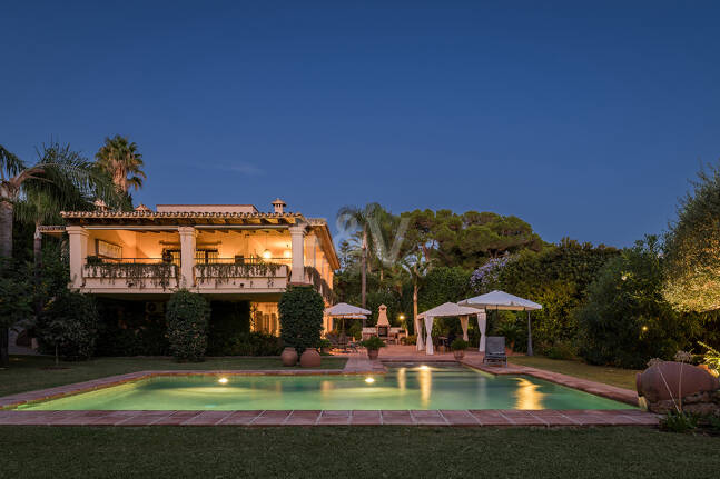 Außergewöhnliche Villa in zweiter Strandreihe in Los Monteros mit Meerblick