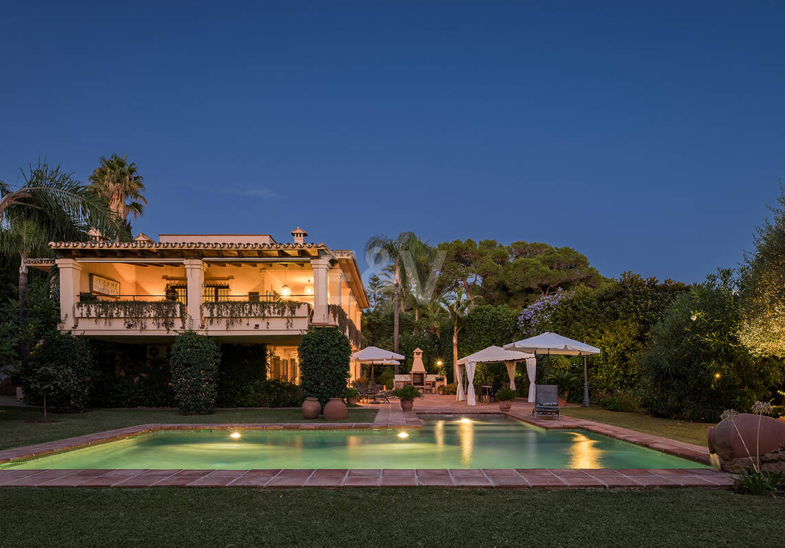 Außergewöhnliche Villa in zweiter Strandreihe in Los Monteros mit Meerblick