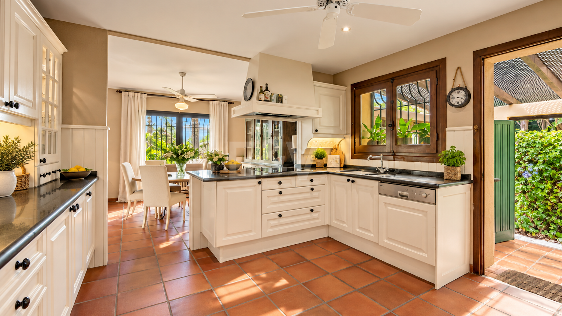 Außergewöhnliche Villa in zweiter Strandreihe in Los Monteros mit Meerblick