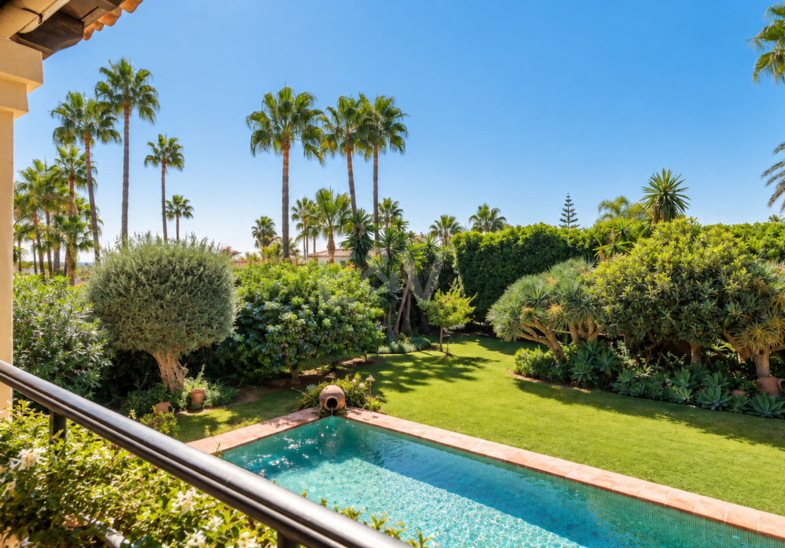 Außergewöhnliche Villa in zweiter Strandreihe in Los Monteros mit Meerblick