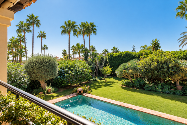 Außergewöhnliche Villa in zweiter Strandreihe in Los Monteros mit Meerblick