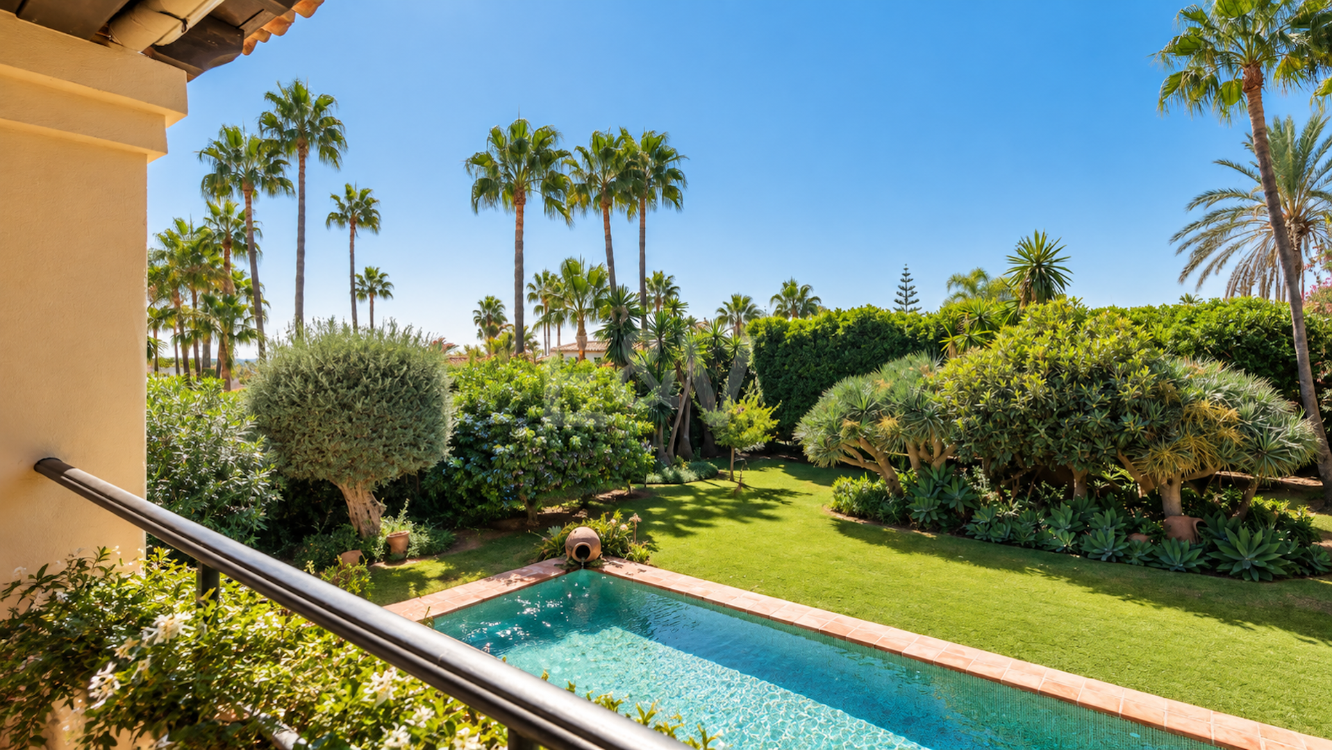 Außergewöhnliche Villa in zweiter Strandreihe in Los Monteros mit Meerblick