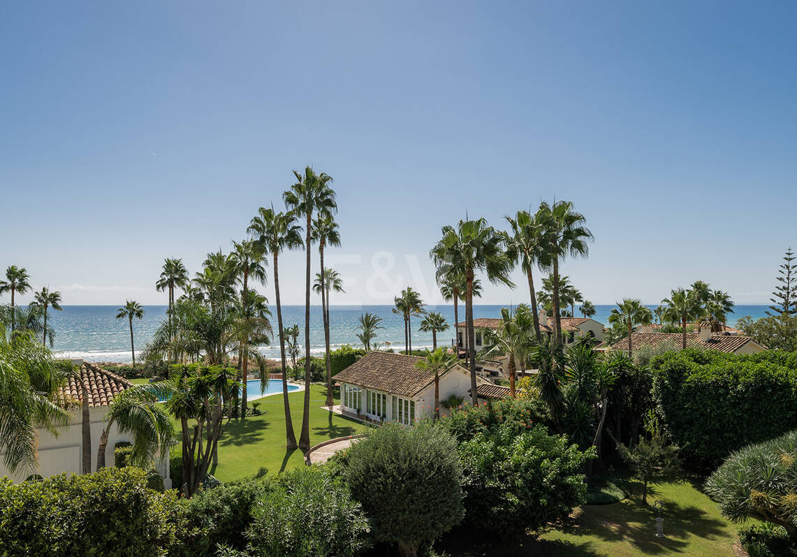 Außergewöhnliche Villa in zweiter Strandreihe in Los Monteros mit Meerblick