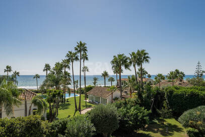 Außergewöhnliche Villa in zweiter Strandreihe in Los Monteros mit Meerblick