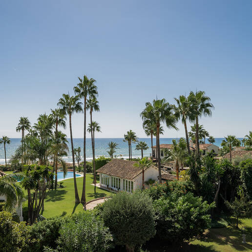 Außergewöhnliche Villa in zweiter Strandreihe in Los Monteros mit Meerblick