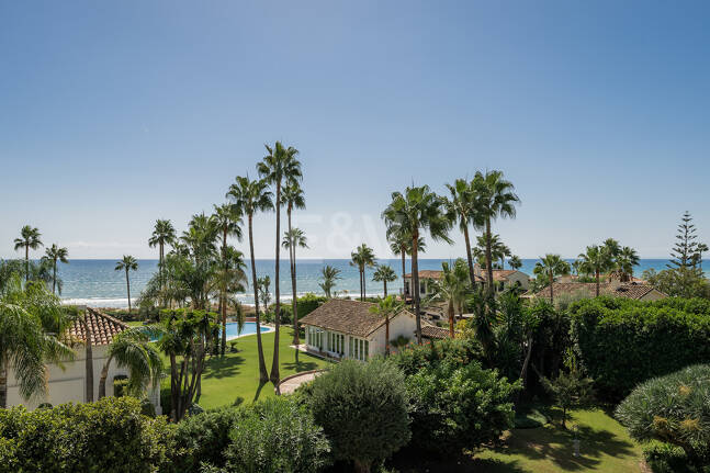 Außergewöhnliche Villa in zweiter Strandreihe in Los Monteros mit Meerblick