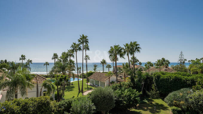 Außergewöhnliche Villa in zweiter Strandreihe in Los Monteros mit Meerblick
