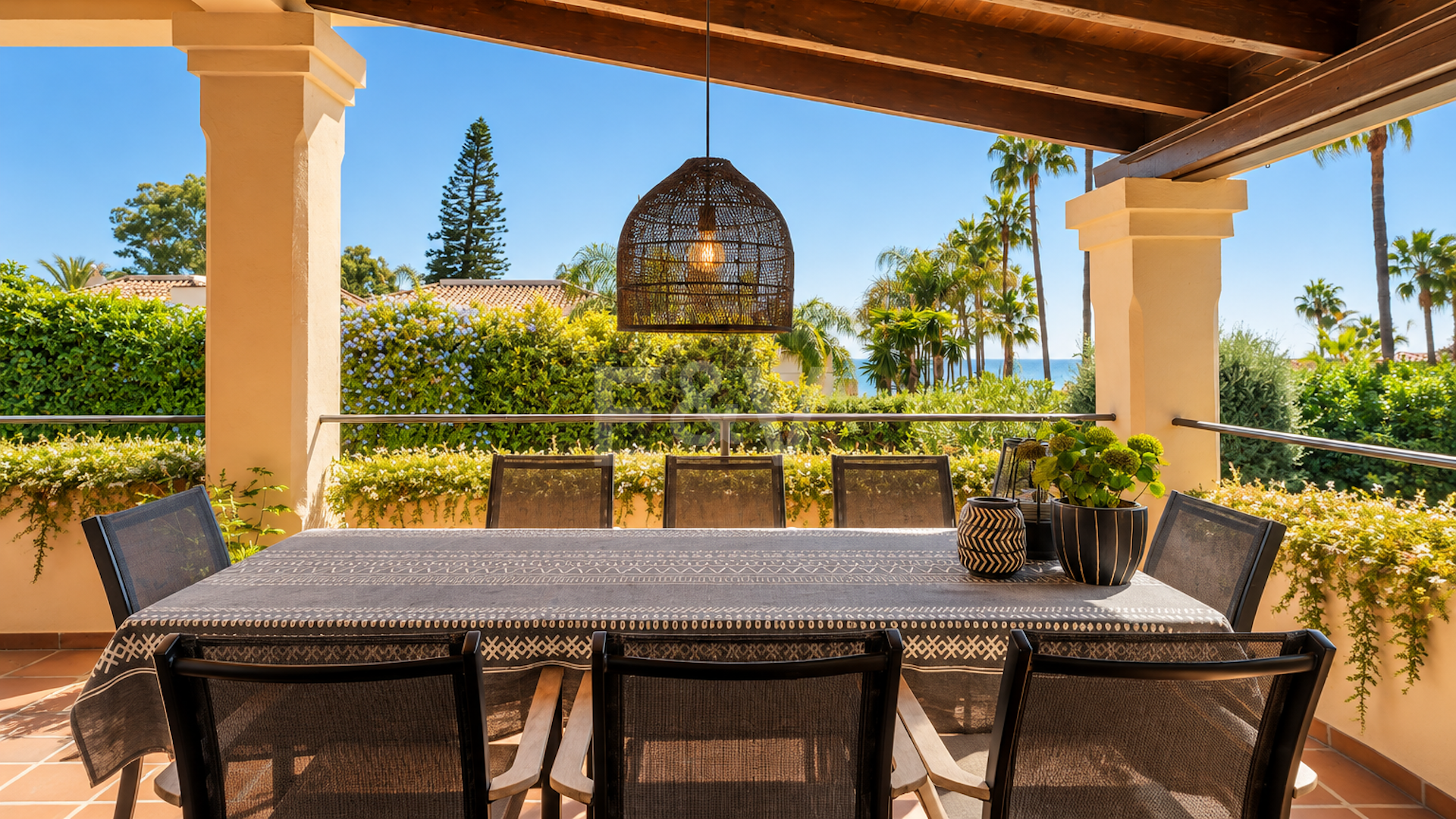 Außergewöhnliche Villa in zweiter Strandreihe in Los Monteros mit Meerblick