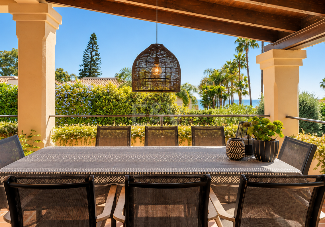 Außergewöhnliche Villa in zweiter Strandreihe in Los Monteros mit Meerblick