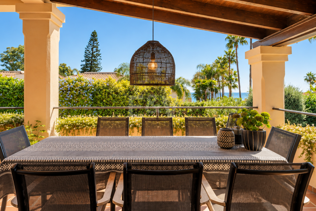 Außergewöhnliche Villa in zweiter Strandreihe in Los Monteros mit Meerblick
