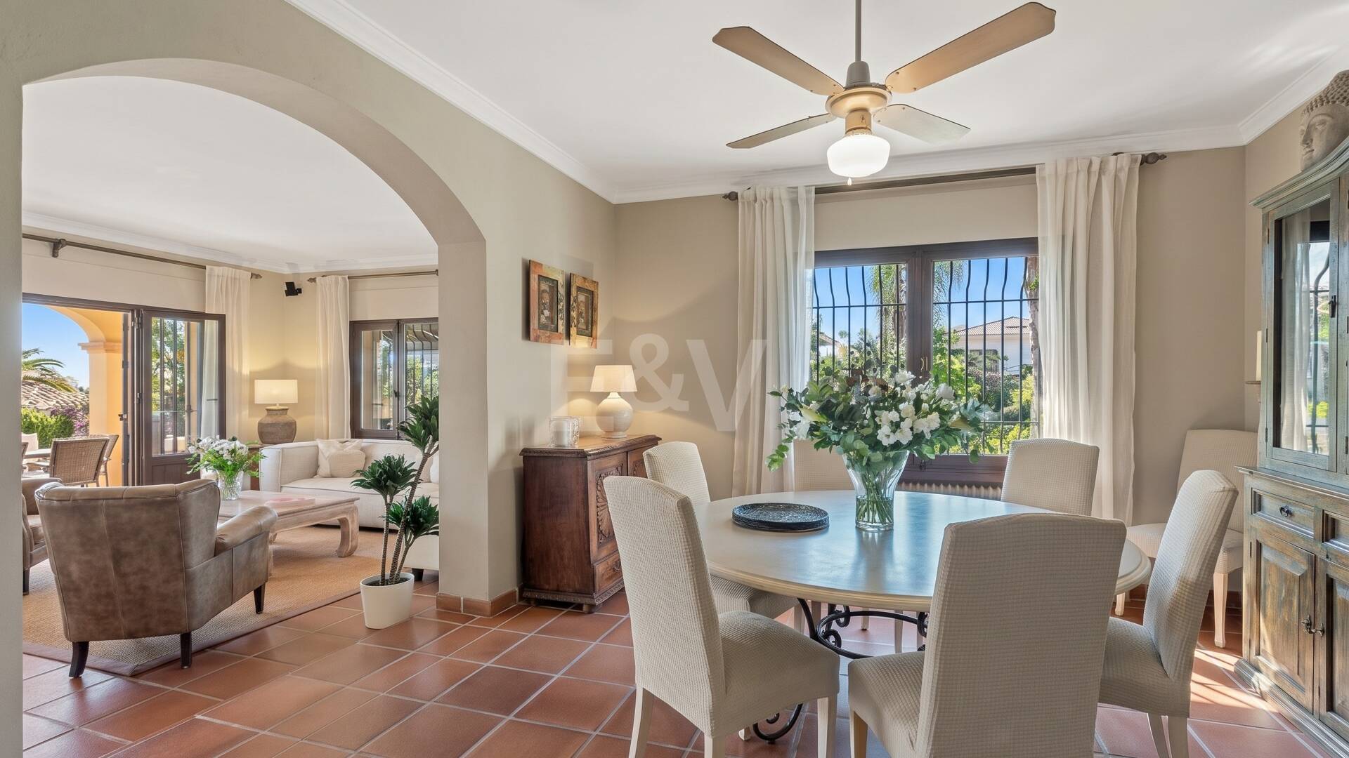 Außergewöhnliche Villa in zweiter Strandreihe in Los Monteros mit Meerblick
