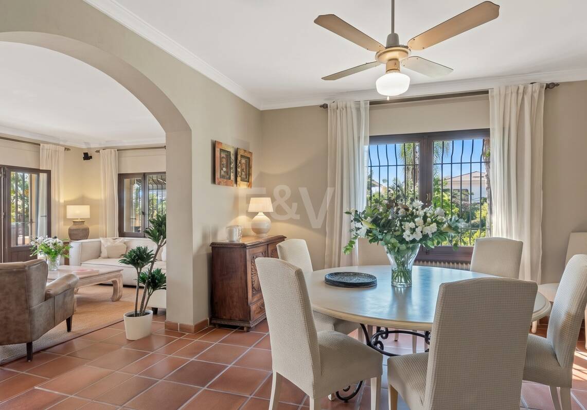 Außergewöhnliche Villa in zweiter Strandreihe in Los Monteros mit Meerblick