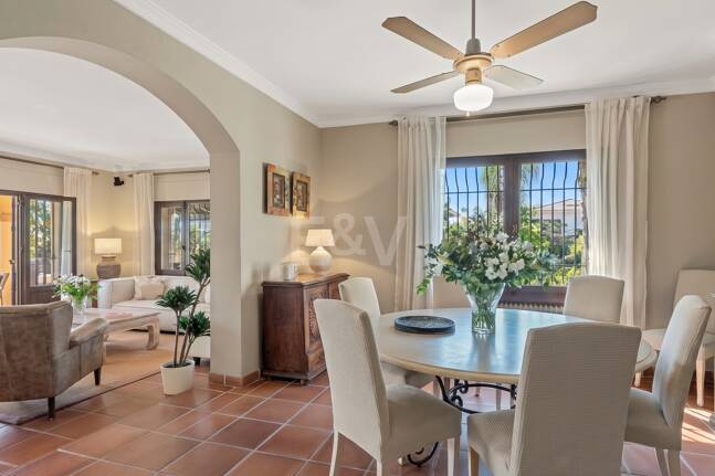 Außergewöhnliche Villa in zweiter Strandreihe in Los Monteros mit Meerblick