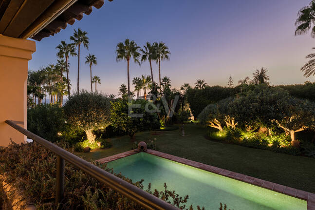 Außergewöhnliche Villa in zweiter Strandreihe in Los Monteros mit Meerblick